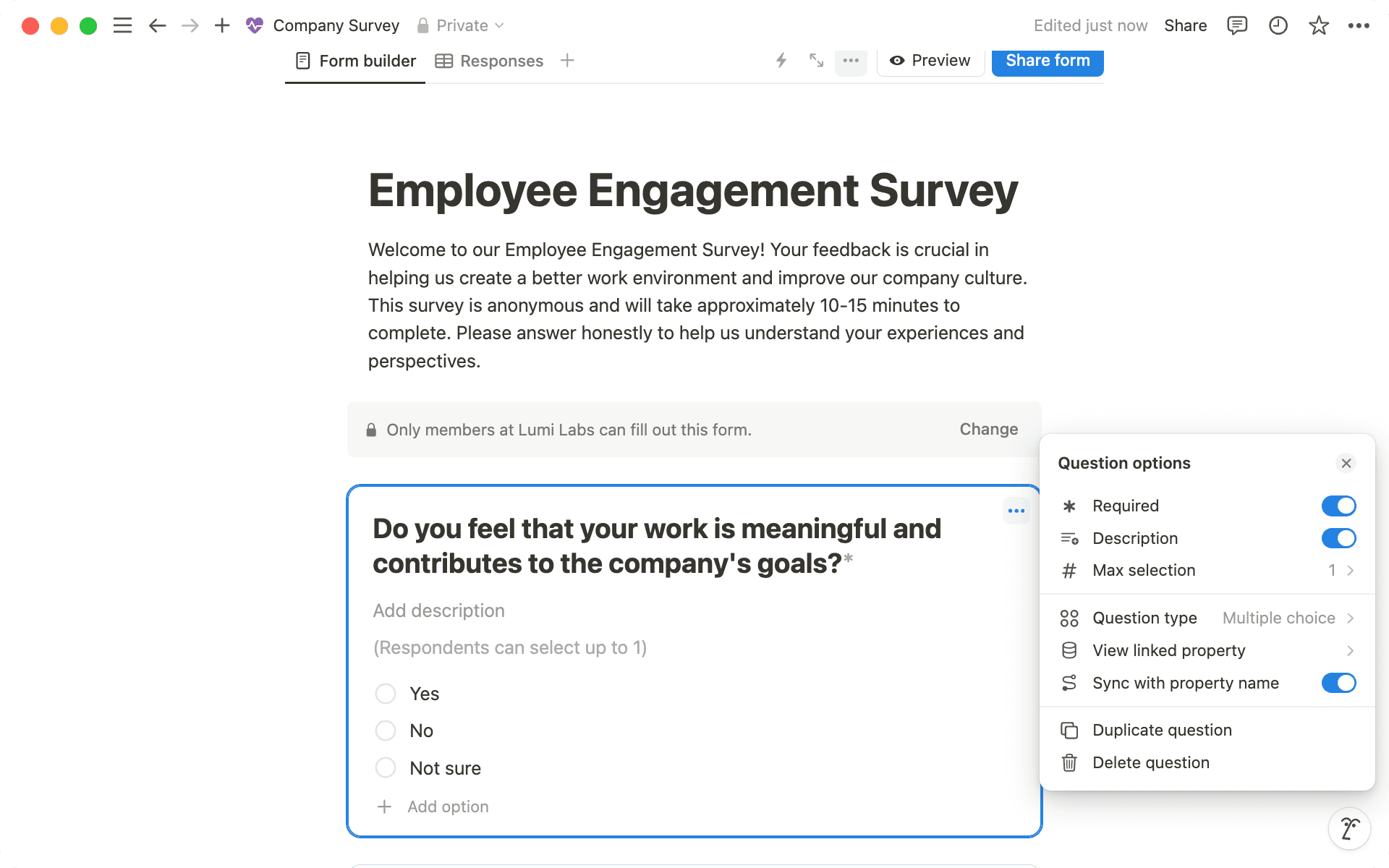Ve al menú de tres puntos en cualquier pregunta para marcarla como obligatoria y agregar descripciones útiles.